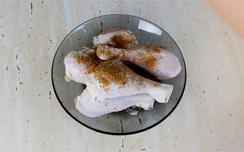 Обваливаем куриные ножки в соли с перцем