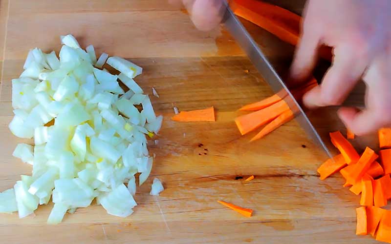Нарезаем лучок с морковкой