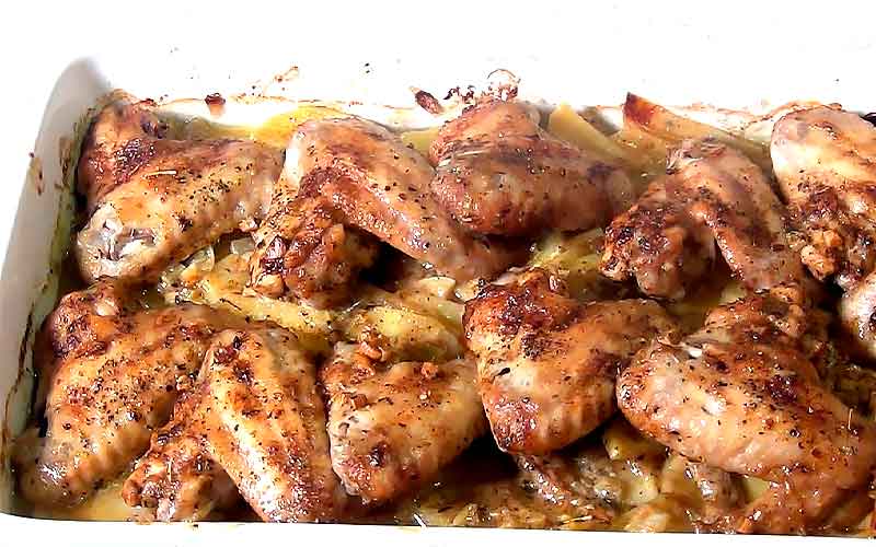 Куриные крылышки на сковороде: рецепт с картошкой