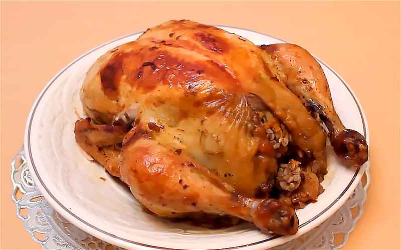 Курица фаршированная гречкой в духовке приготовилась
Подаем к столу
