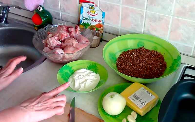 Подготавливаем продукты Режем курицу на куски или берем готовые голени или бедра