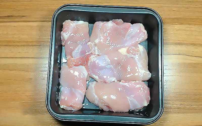 Раскладываем куриное мясо по форме