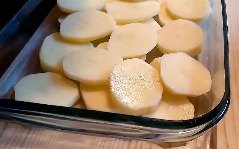 Раскладываем картофель по форме