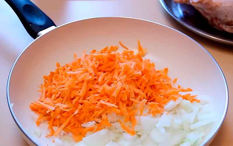 Обжариваем лук с морковью
