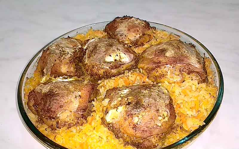Куриные бедра с рисом в духовке - рецепты с фото