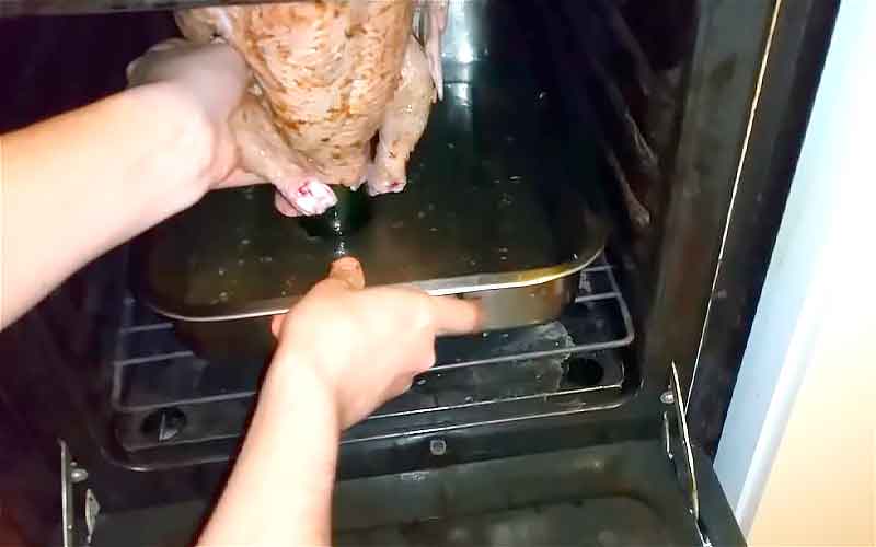 Ставим мясо в духовку и запекаем