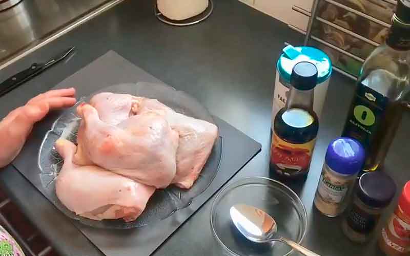 Промоем курицу, подготовим специи