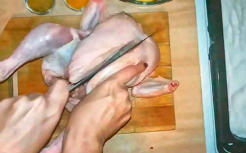 Разрезаем курицу пополам по груди