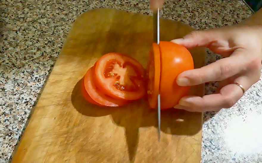 Нарезаем помидор кружочками