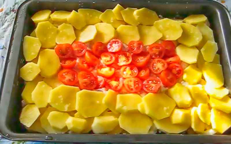 Раскладываем оставшуюся картошку,  и добавляем в середину помидоры