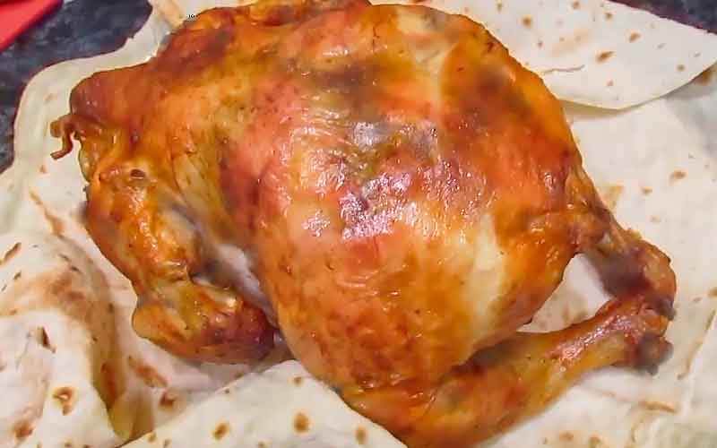 Курица гриль на вертеле в духовке полностью запеклась
