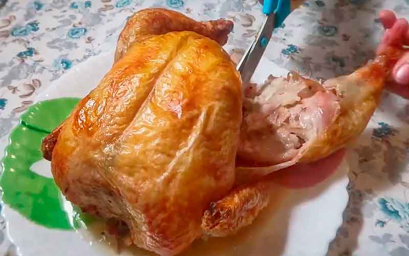 Разделываем готовую курицу на соли в духовке