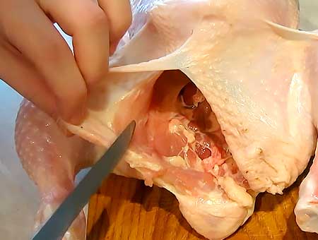 Обрезаем жир, с внутренней стороны курицы