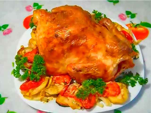 Выкладываем куриное блюда на тарелку, украшаем гарниром из картошки и подаем к праздничному столу
