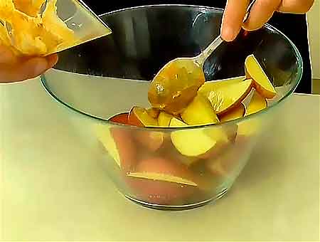 Режем картошку, добавляем масло и остатки маринада, перемешиваем