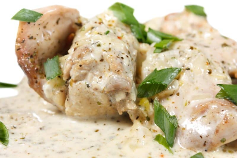 Куриная грудка в сметанном соусе – 6 рецептов на сковороде, с грибами, в духовке или мультиварке