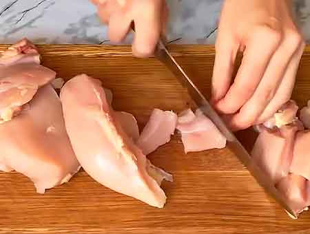 Режем куриное мясо на куски