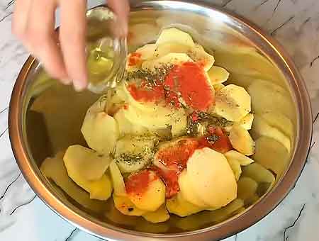 Перемешиваем картошку с маслом, паприкой и солью