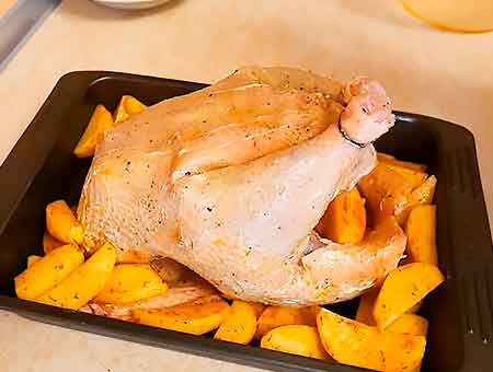 Курицу целиком, кладем на противень, по бокам картошку
Ставим в духовку, на 40 минут