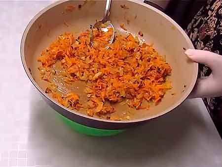 Обжариваем морковку с луком, смешиваем с рисом
