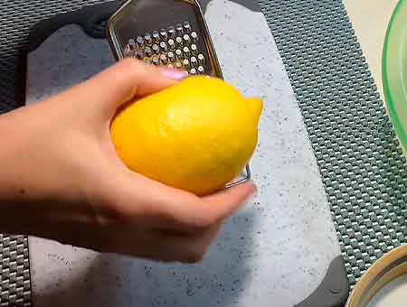 Трем цедру лимона на терке