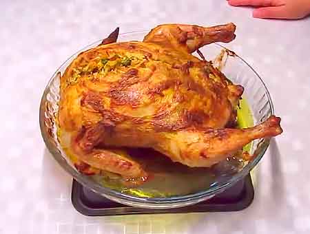 Фаршированная курица в духовке готова, вынимаем нитки, подаем на стол с гарниром