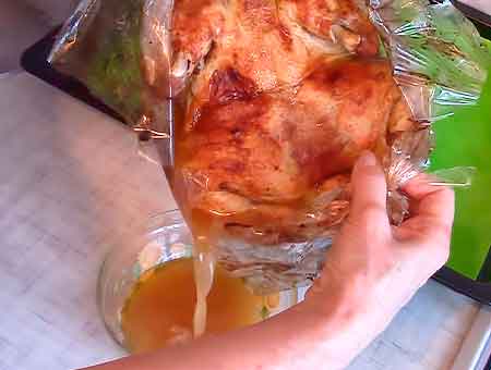 Сливаем куриный сок из блюда в рукаве