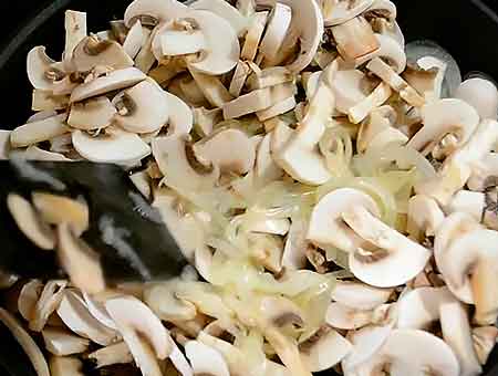 Перемешиваем лук с грибами