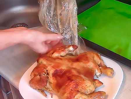Курица запеченная в рукаве, получается вкусной и сочной, золотистой корочкой