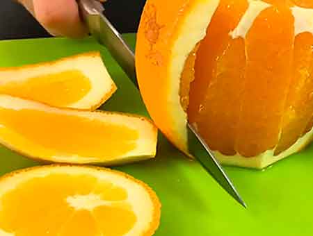 Очищаем апельсин от кожуры