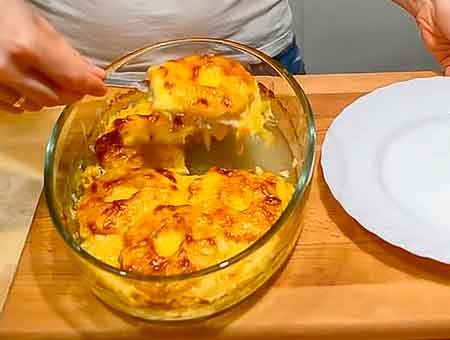 Попробуйте приготовить курицу с ананасами, это вкусное блюдо, вам точно понравится