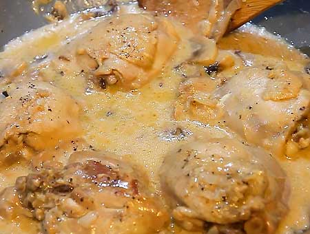 Куриные бедра в сливочном соусе  с грибами готовы, ставим блюдо на стол