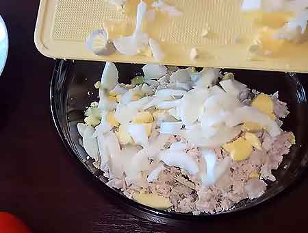 Резаные яйца добавляем в салат