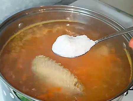Кладем овощи в суп, добавляем соль