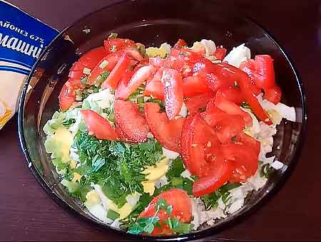 Резаные помидоры, добавляем в салат с грудкой