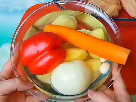Очищаем овощи для блюда в духовке