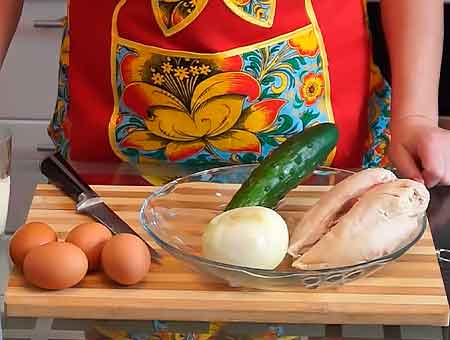 Подготовка необходимых продуктов для салата из курицы