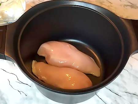 Курицу для супа ставим варить в кастрюле 