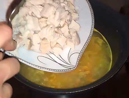 Куриную грудку режем кубиками, отправляем в сырный суп