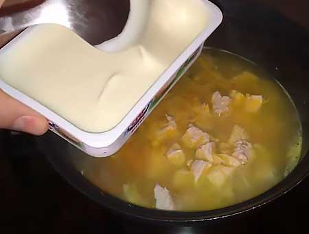 Выкладываем плавленый сыр в куриный суп 