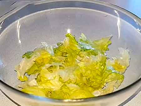 Листья салата рвем на дно посуды
