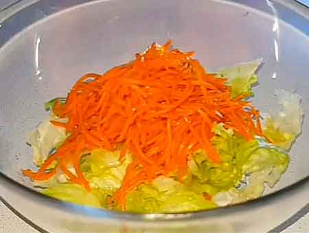 Морковку высыпаем в салат