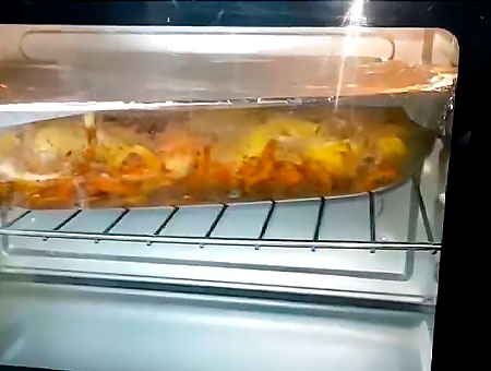 Противень с курицей и картошкой ставим в духовку 