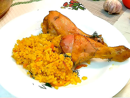 Готовое блюдо рис с курицей, запеченный в духовке, стоит на столе