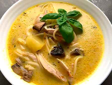 Вкусный грибной суп налитый в тарелку