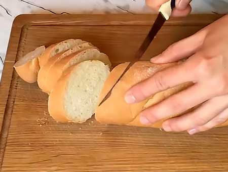 Хлебный багет режем средними кусками
