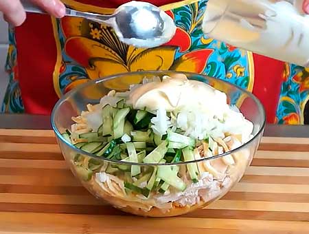 Домашним майонезом, заправляем куриный салат