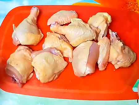 Разделываем курицу на средние куски