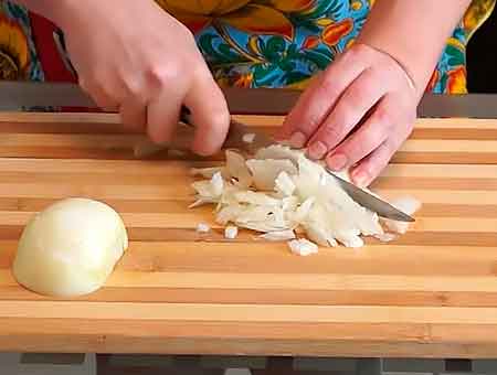 Режем лук для мариновки в салат с курицей