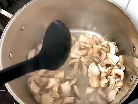Обжариваем грибы для супчика с курицей